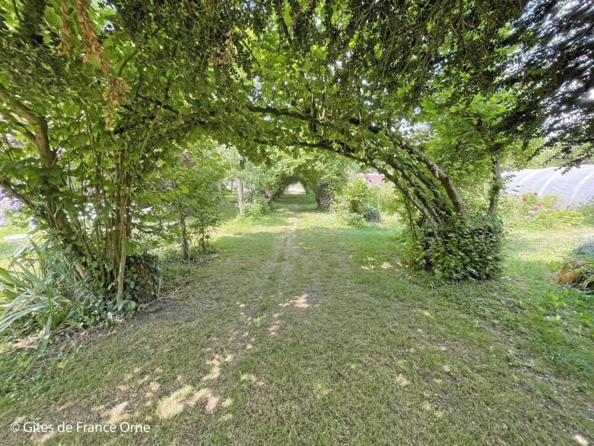 Maison De Caractere Avec Jardin, Proche D'Argentan, Ideale Pour Peche Et Detente En Campagne - Fr-1-497-131 Sarceaux Bagian luar foto