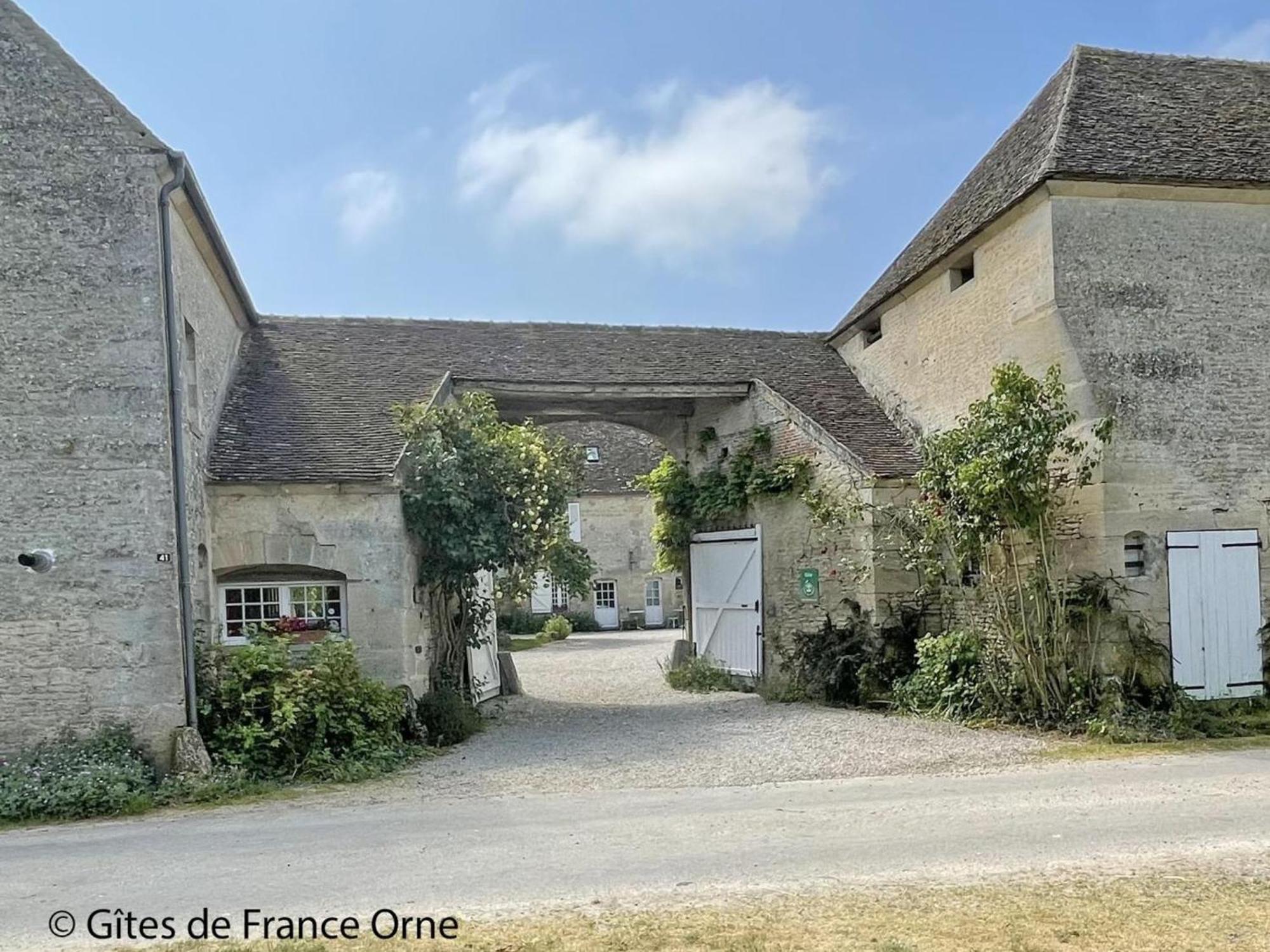 Maison De Caractere Avec Jardin, Proche D'Argentan, Ideale Pour Peche Et Detente En Campagne - Fr-1-497-131 Sarceaux Bagian luar foto